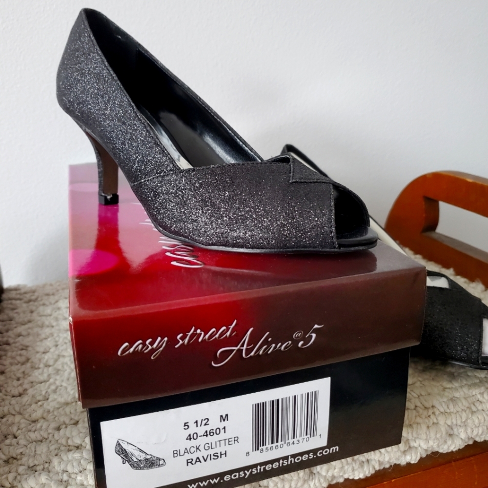 Easy Street Heels Size 5 1/2